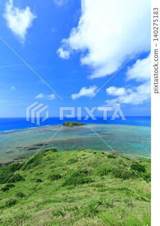 [Okinawa Prefecture] Hirakubo Cape and the Great Island (Ishigaki Island) under a clear sky 140275183