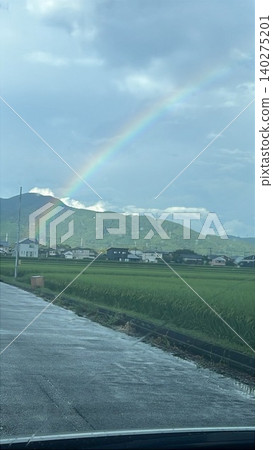 從車窗望出去,可以看到彩虹和鬱鬱蔥蔥的鄉村景色。 從車窗望出去,可以看到彩虹和鬱鬱蔥蔥的鄉村景色。 140275201