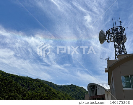 A straight rainbow (circumhorizontal arc) appeared above the radio tower at Yagisawa Dam. A straight rainbow (circumhorizontal arc) appeared above the radio tower at Yagisawa Dam. 140275268
