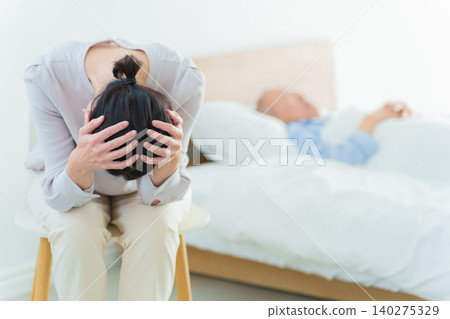 照顧老人的女性容易出現照顧者倦怠。 照顧老人的女性容易出現照顧者倦怠。 140275329