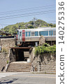 畫面中，JR列車駛過尾道的街道，可以看到天寧寺的三層寶塔。 140275336