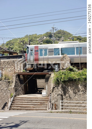 畫面中，JR列車駛過尾道的街道，可以看到天寧寺的三層寶塔。 140275336