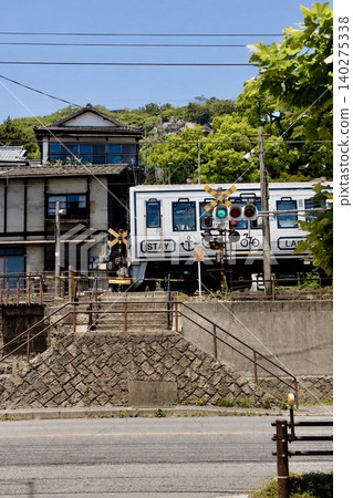 畫面中，JR列車駛過尾道的街道，可以看到天寧寺的三層寶塔。 140275338