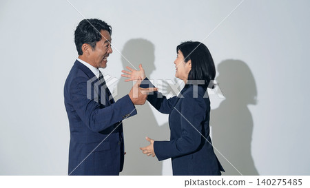 一群男女商業人士正在爭論 140275485