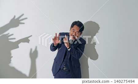 受到大眾批評的男性商人 受到大眾批評的男性商人 140275494