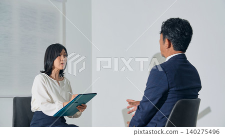 正在面試的男女商務人士 正在面試的男女商務人士 140275496