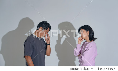 中年男女正努力應對他們的問題 中年男女正努力應對他們的問題 140275497