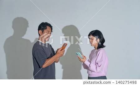 使用智能手機的人 使用智能手機的人 140275498