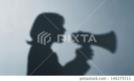 一個女人對著擴音器大喊的剪影 一個女人對著擴音器大喊的剪影 140275511