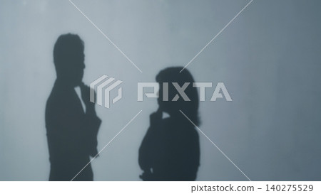 擔心的男人和女人的剪影 擔心的男人和女人的剪影 140275529