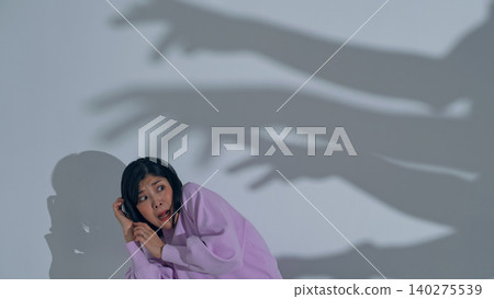 一個女人被怪物的影子嚇壞了。 一個女人被怪物的影子嚇壞了。 140275539