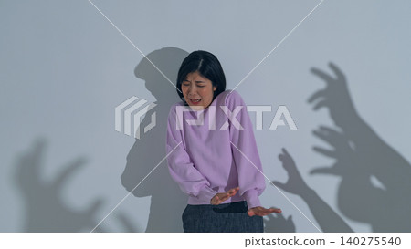 一個女人被怪物的影子嚇壞了。 140275540