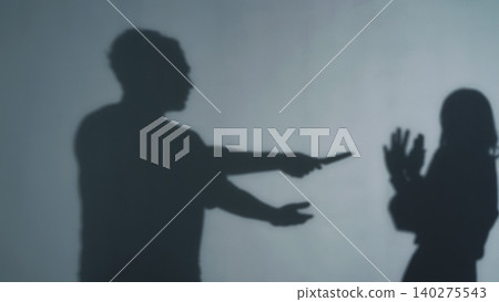 一個男人拿著刀對著一個女人的剪影 一個男人拿著刀對著一個女人的剪影 140275543