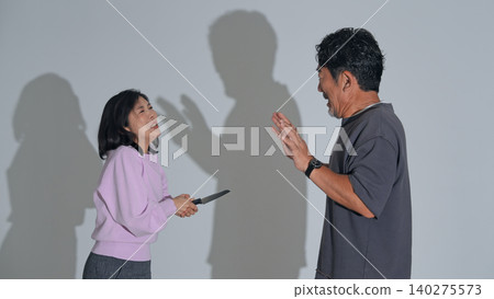 女子持刀指著男子 女子持刀指著男子 140275573