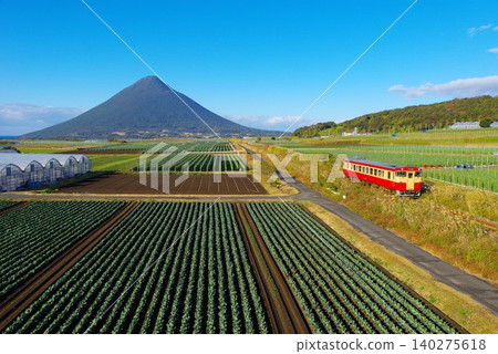 The JNR-colored Kiha 40 shines against the backdrop of Mount Fuji in Satsuma. The JNR-colored Kiha 40 shines against the backdrop of Mount Fuji in Satsuma. 140275618