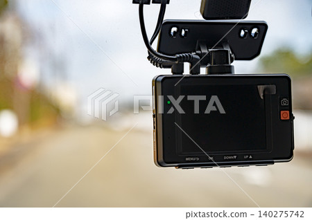 安裝在車內擋風玻璃上的行車記錄器。 140275742