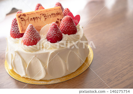 strawberry birthday cake 140275754