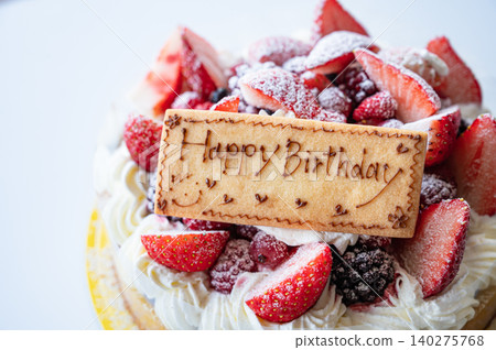 Strawberry cake with birthday plate 140275768