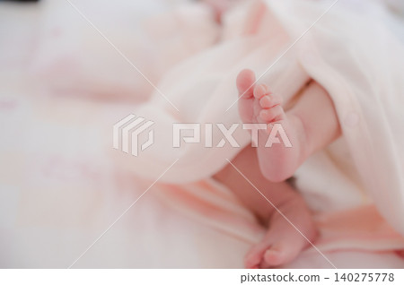 新生兒的小腳裹在白布里 新生兒的小腳裹在白布里 140275778