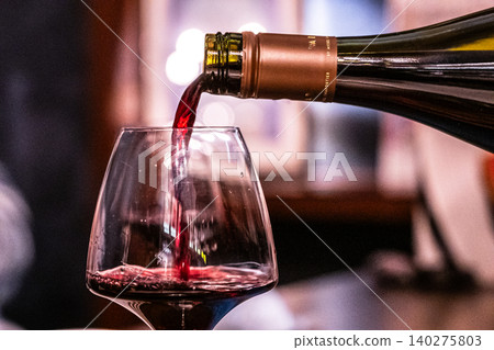 紅酒倒入一杯 140275803