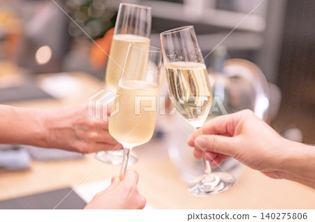 舉起氣泡酒，雙手合十。 140275806