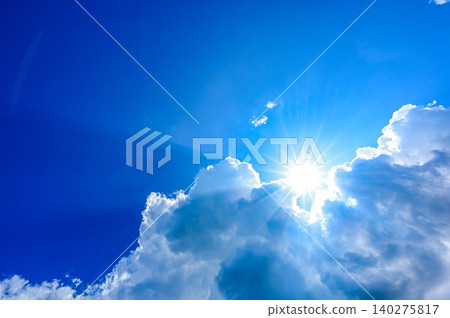 陽光穿透藍天和雲層。 陽光穿透藍天和雲層。 140275817