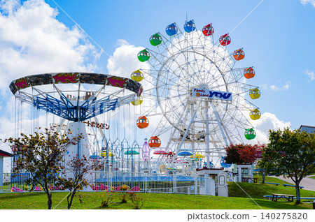 藍天下的遊樂園與摩天輪 藍天下的遊樂園與摩天輪 140275820