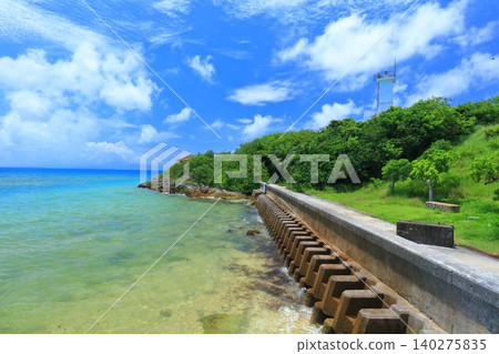 [Okinawa Prefecture] Ryukyu Kannonzaki Lighthouse (Ishigaki Island) on a clear day 140275835