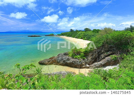 [Okinawa Prefecture] Kannon Beach as seen from Ryukyu Kannon Cape on a sunny day (Ishigaki Island) 140275845