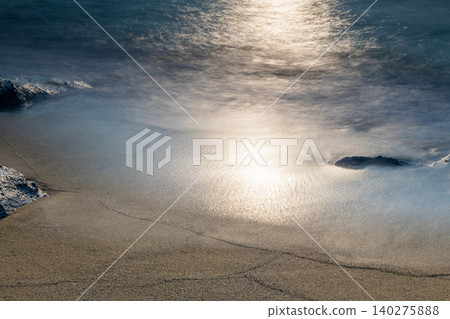 夕陽西下,海岸波光粼粼:屋久島縣永田稻中濱,海龜築巢地(秋季) 夕陽西下,海岸波光粼粼:屋久島縣永田稻中濱,海龜築巢地(秋季) 140275888