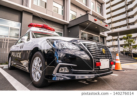 一輛日本警車停在建築物前。 一輛日本警車停在建築物前。 140276014