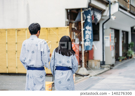 [Shibu Onsen] Tourists enjoying visiting hot springs 140276300