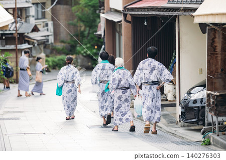 [Shibu Onsen] Tourists enjoying visiting hot springs 140276303