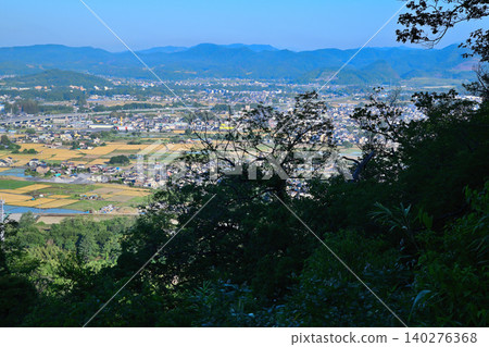 從栃木縣佐野市唐澤山城遺址眺望城市景色 140276368