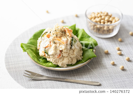 豆渣馬鈴薯沙拉風味和黃豆 豆渣馬鈴薯沙拉風味和黃豆 140276372