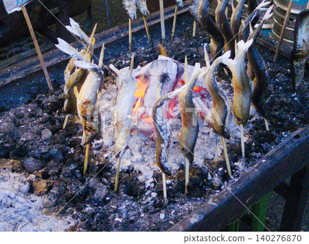 鹽烤香魚,炭火烤製,香氣撲鼻,外皮酥脆。 鹽烤香魚,炭火烤製,香氣撲鼻,外皮酥脆。 140276870