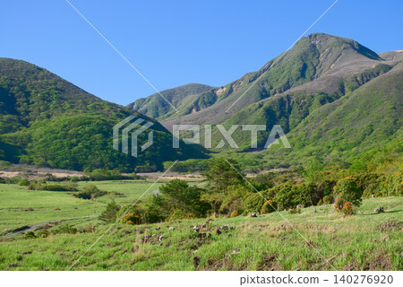 The Kuju mountain range in Oita Prefecture, including Bogatsuru and Shirakuchidake. The Kuju mountain range in Oita Prefecture, including Bogatsuru and Shirakuchidake. 140276920