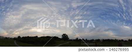 一張全景背景圖片,展現了動態的捲積雲橫跨天空,以及公園的輪廓。 一張全景背景圖片,展現了動態的捲積雲橫跨天空,以及公園的輪廓。 140276995
