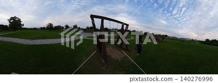 全景圖展現了佈滿卷積雲的天空,以及一家人在綠草茵的公園遊樂場玩耍的場景。 全景圖展現了佈滿卷積雲的天空,以及一家人在綠草茵的公園遊樂場玩耍的場景。 140276996