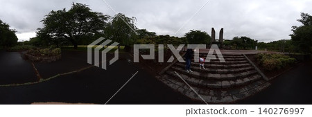 一位家長帶著孩子站在公園的階梯上,周圍環繞著新鮮的綠植(郊遊、育兒、背景資料) 一位家長帶著孩子站在公園的階梯上,周圍環繞著新鮮的綠植(郊遊、育兒、背景資料) 140276997