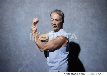 一位身穿運動服的老年男子擺姿勢 140277215