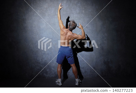 肌肉發達的老年男子擺姿勢，背影 140277223