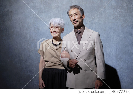 黑色背景上的一對友善老年夫婦的肖像 140277234