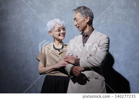 黑色背景上的一對友善老年夫婦的肖像 140277235