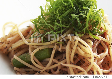 Japanese-style pasta with perilla leaves and asparagus 140277418