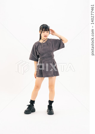 時尚的年輕女子肖像 時尚的年輕女子肖像 140277461