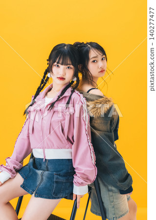 時尚的年輕女子肖像 140277477