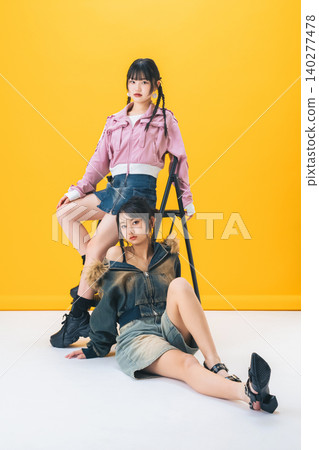 時尚的年輕女子肖像 時尚的年輕女子肖像 140277478