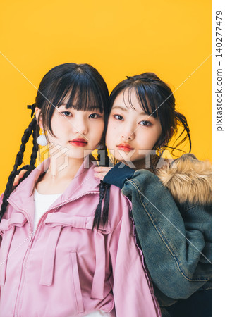時尚的年輕女子肖像 時尚的年輕女子肖像 140277479