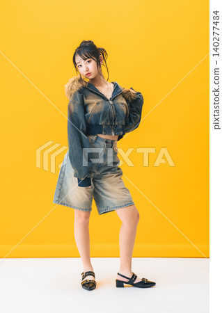 時尚的年輕女子肖像 時尚的年輕女子肖像 140277484
